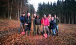 Starkes Team beim Pflanzen der Obstbäume.