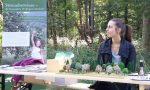 Unterstützung durch unsere Praktikantin am Infostand anlässlich des Wald- und Wiesenmarktes bei Kaiserslautern.
