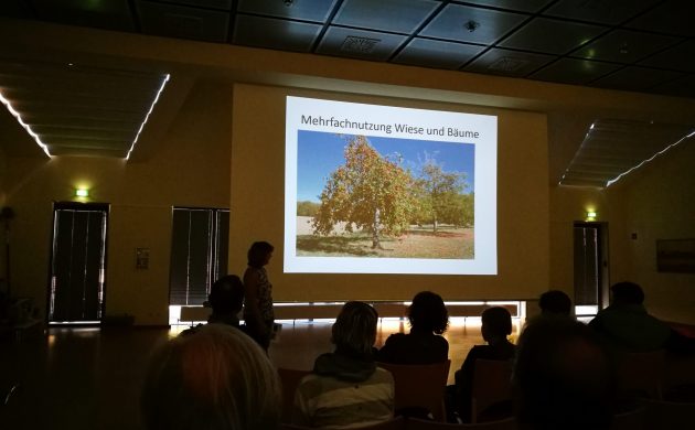 Susanne Ecker mit spannendem Vortrag zum Thema Nutzen von Streuobstwiesen Susanne Ecker mit spannendem Vortrag zum Thema Nutzen von Streuobstwiesen