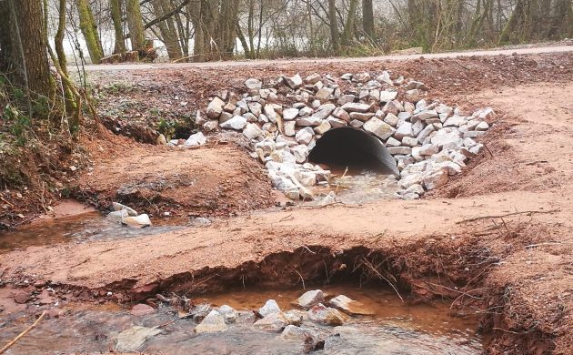 Amélioration de la continuité écologique du Litschbach grâce à la mise en place d’un dalot plus large et à l’élimination d’un seuil. 